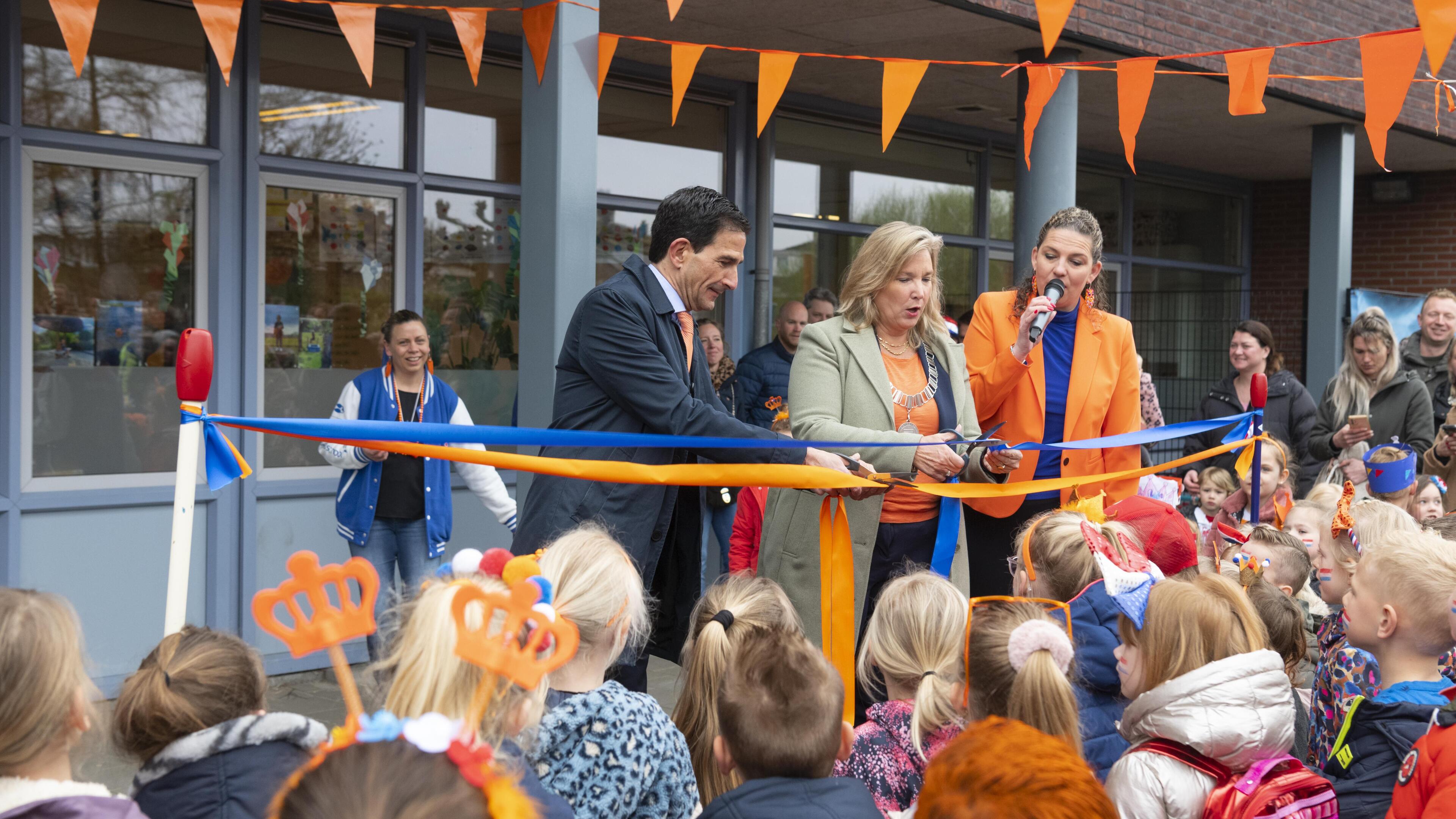 Nieuw speelplein Antoniusschool Kortenhoef geopend tijdens Koningsspelen