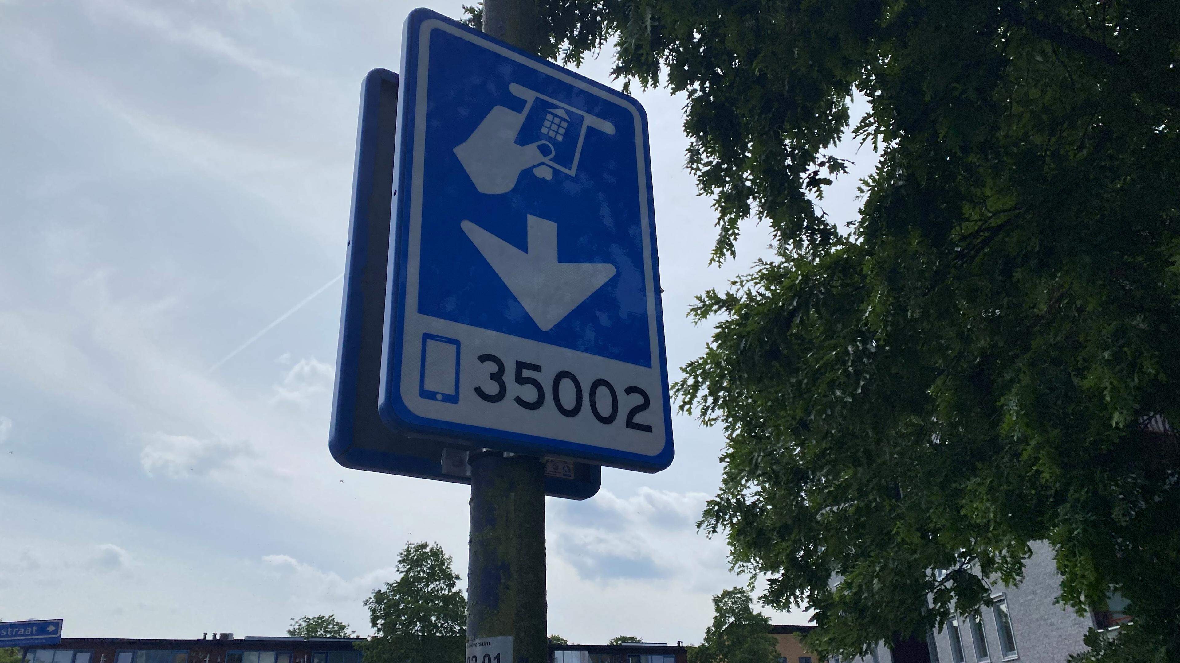 Bewoners in Hilversum stelen verkeersborden om parkeerders te weren