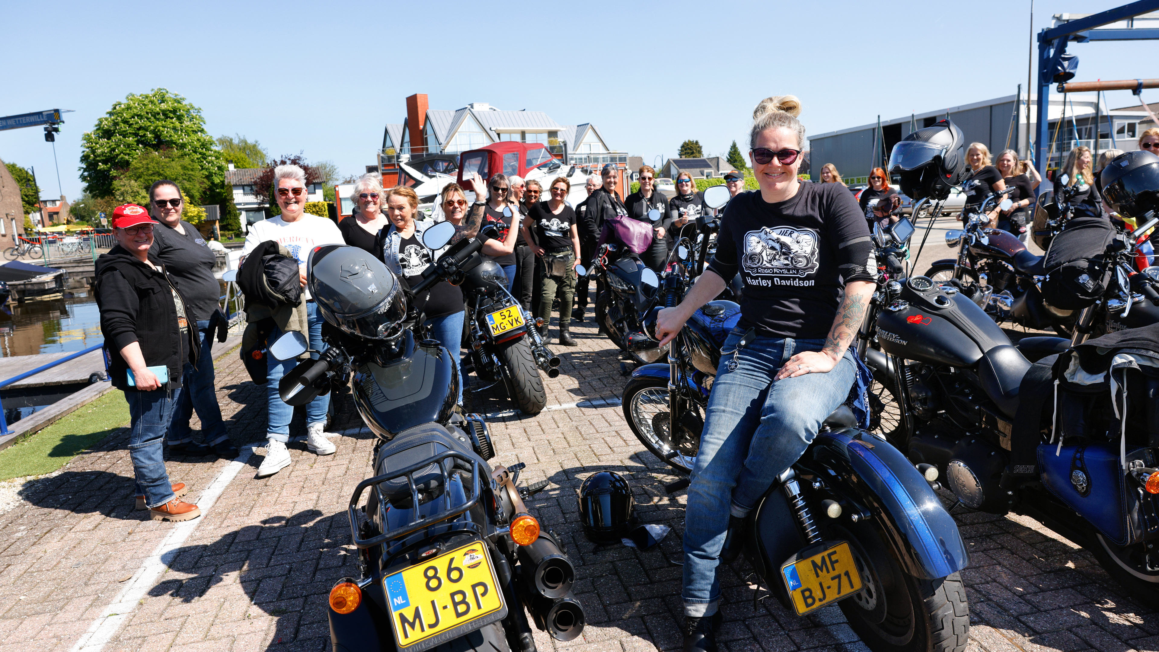 Ladies on Harleys laten zich massaal zien in Loosdrecht: ’Hoezo kunnen alleen mannen er op rijden?’