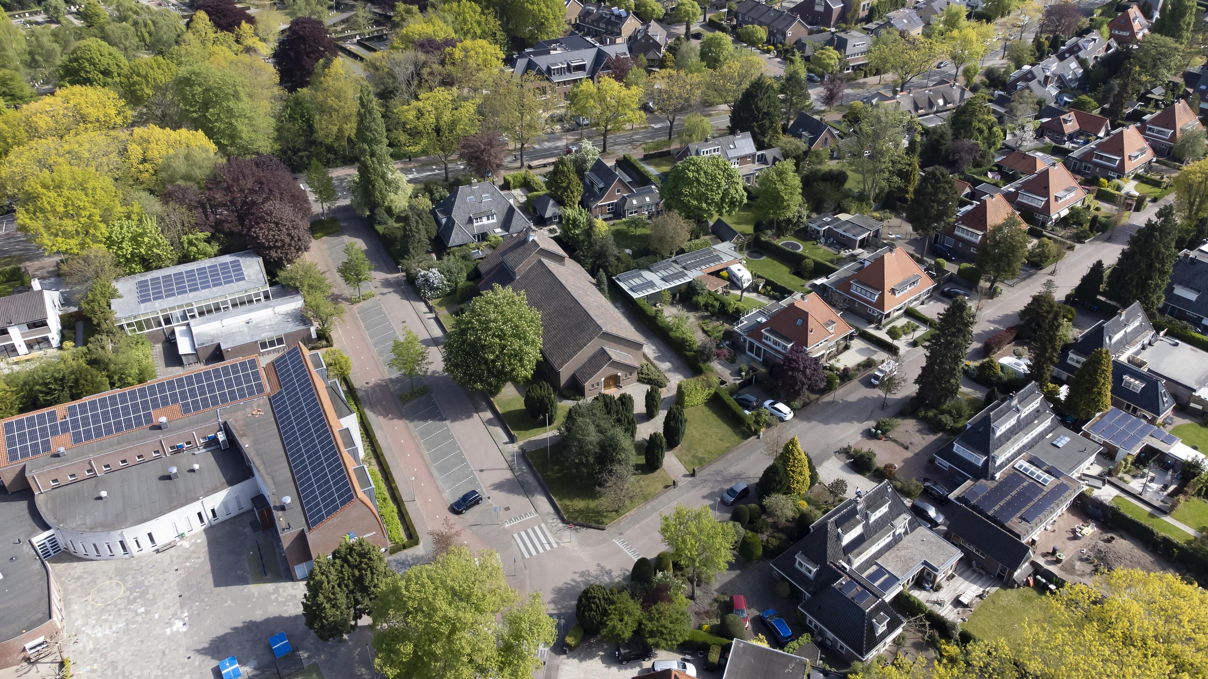 Omwonenden Vituskerk Huizen boos over bouwplan parochie. ’Buitenproportioneel, niet passend bij kara