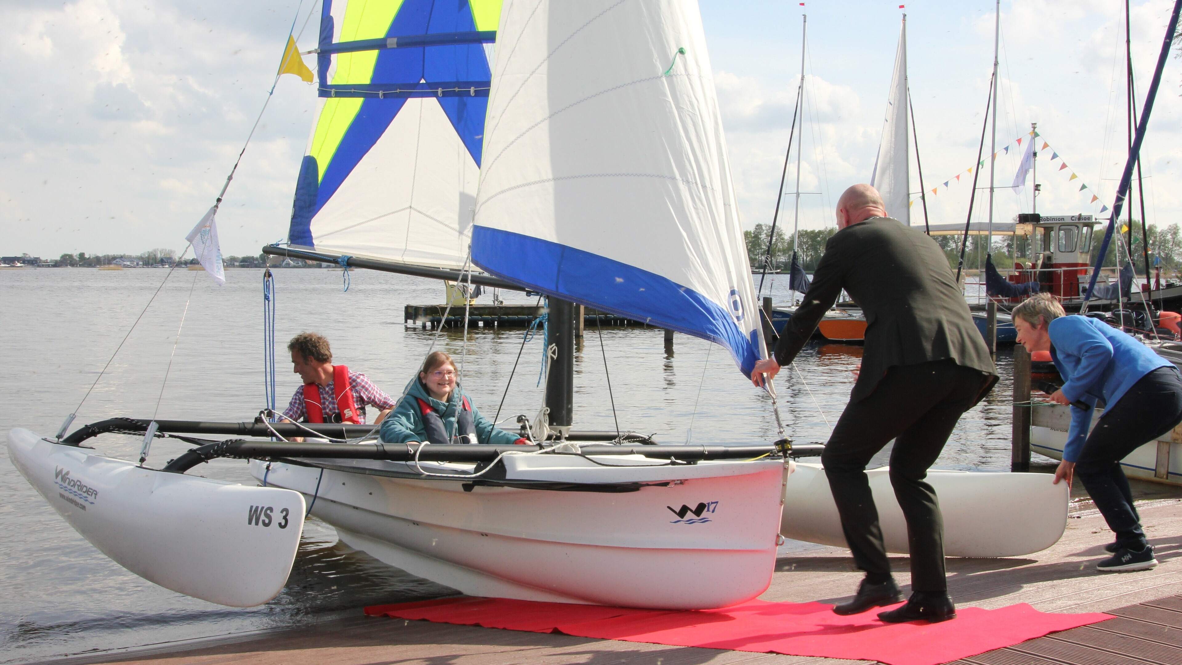Rolstoeltoegankelijke steigers op Loosdrechts watersporteiland voor gehandicapten