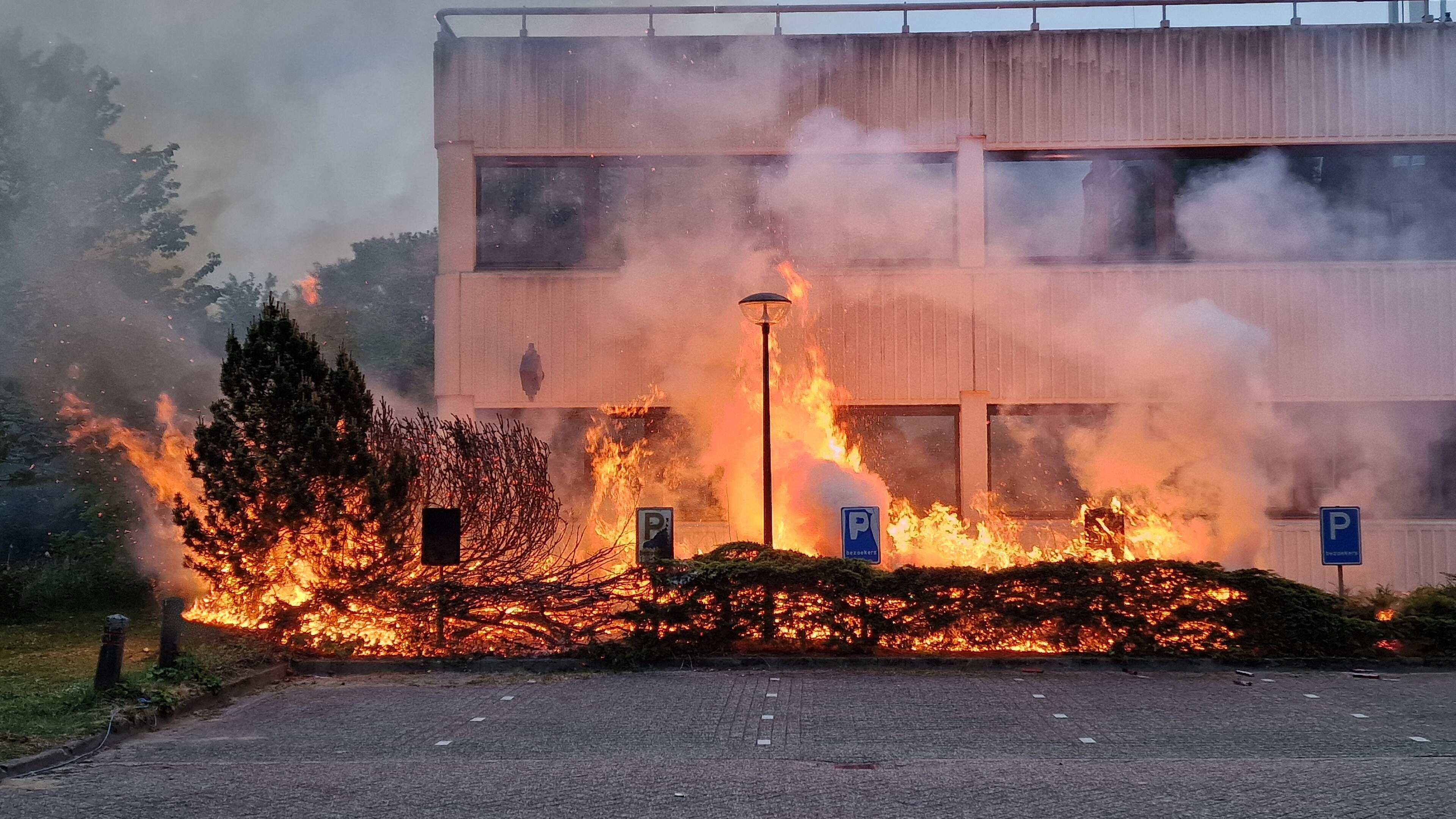 Brand in struiken bij tijdelijke noodopvang in Loosdrecht