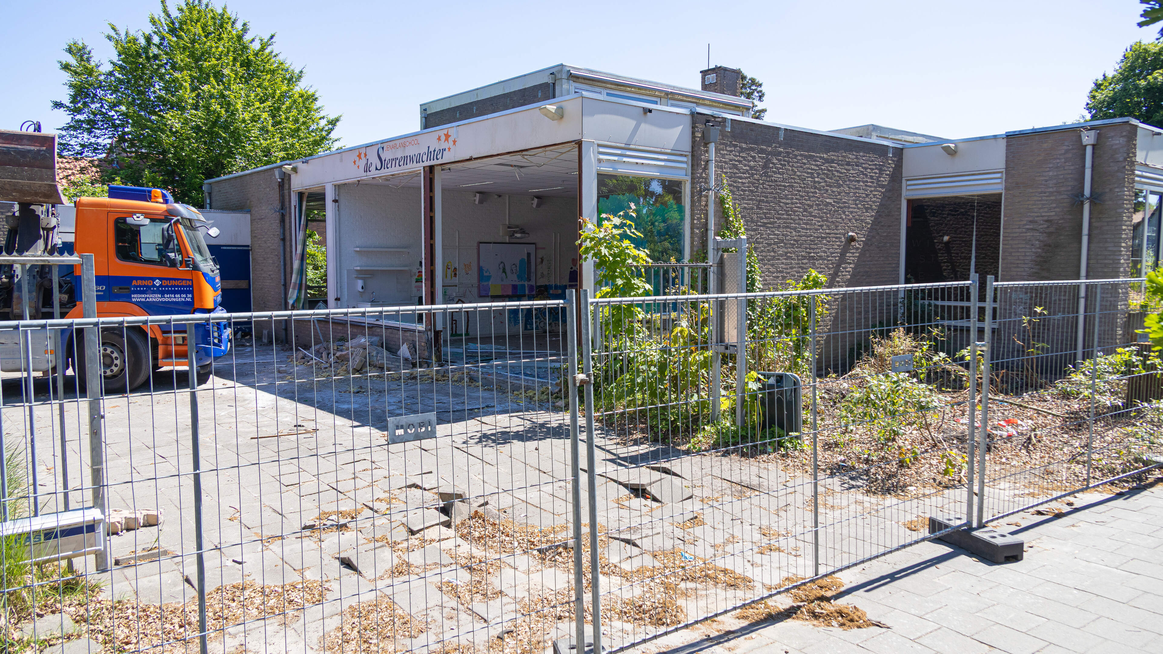 Schoolgebouw De Sterrenwacht in Loosdrecht gaat tegen de vlakte