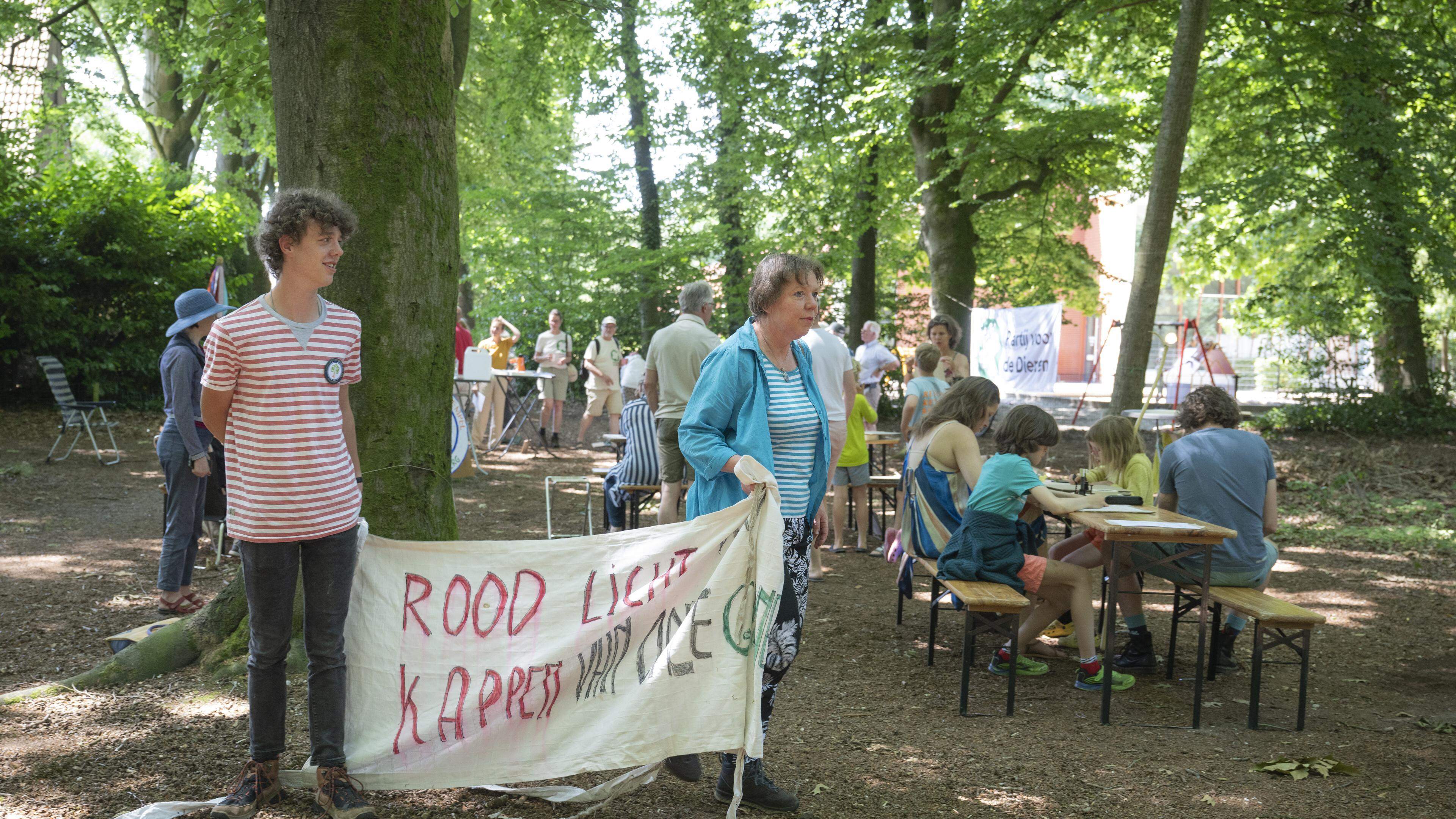 Actievoerders doen uiterste poging bos bij Landgoed Oude Tempel in Soesterberg te redden