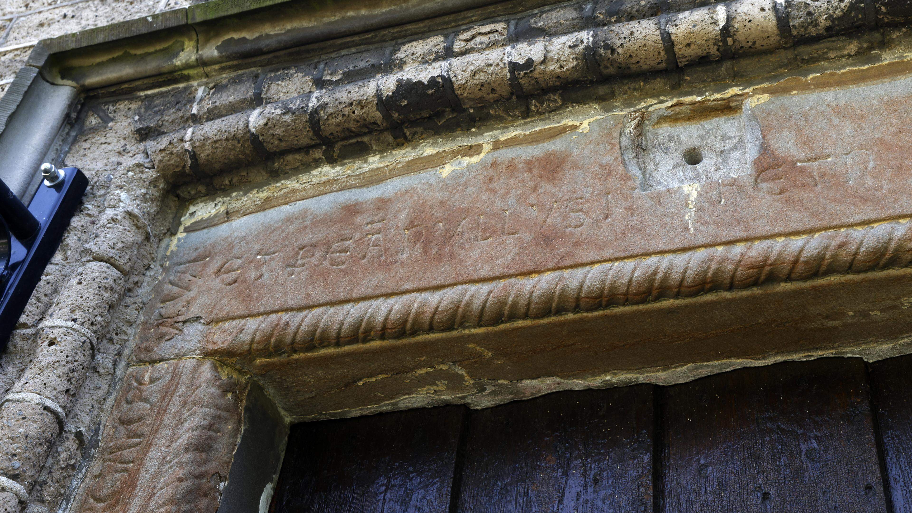 Wat betekent de mysterieuze inscriptie op de Willibrordkerk in Nederhorst den Berg?