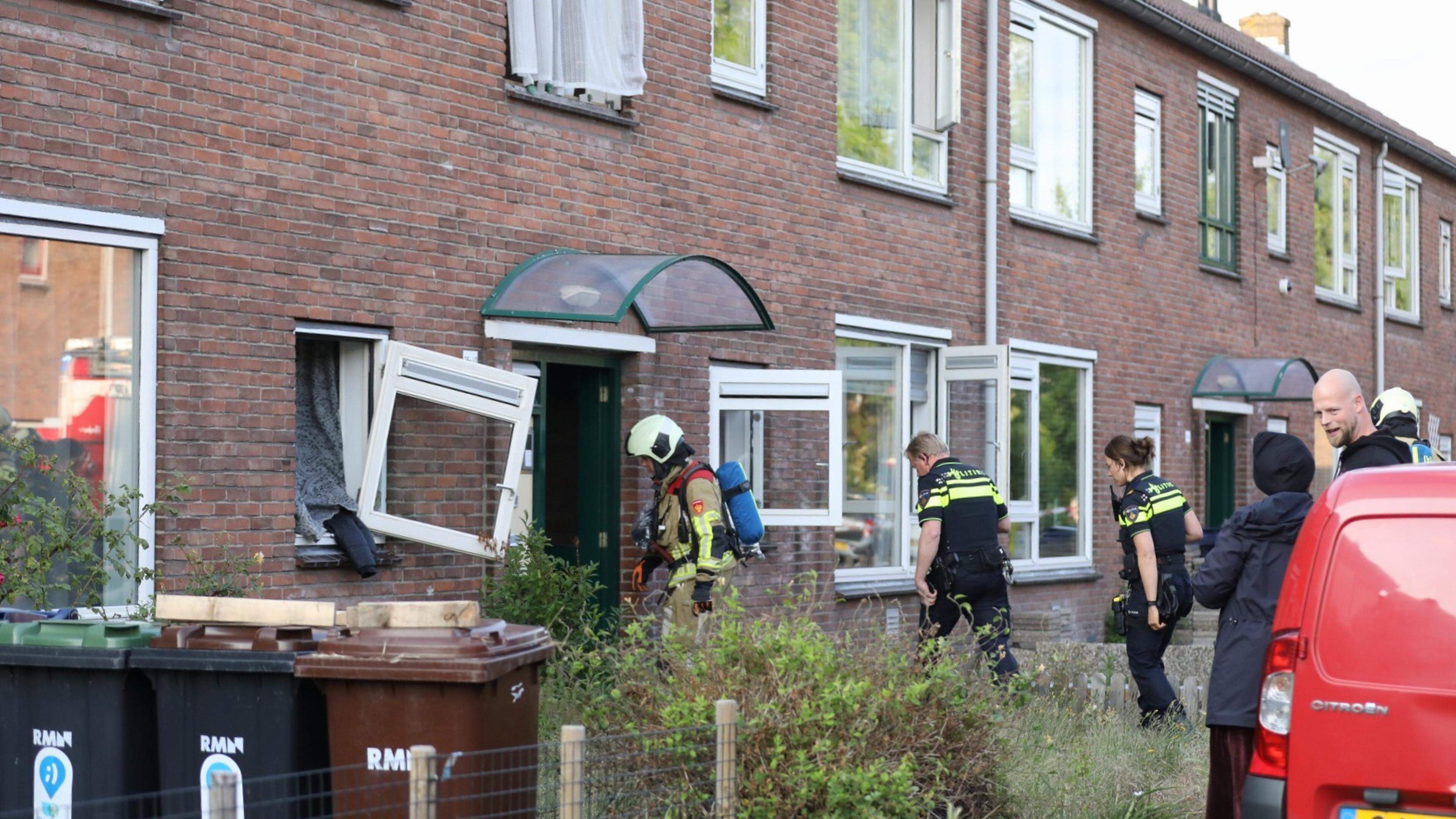 Explosie bij woning aan Troelstrastraat in Soest. Ramen en deur vliegen eruit